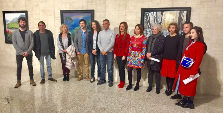 Foto de familia de los artistas becados,entre los que se encuentra el arandino Ape Rotoma (segundo por la izquierda), junto a la presidenta de las Cortes de Castilla y León y responsables de la Fundación Villalar Castilla y León