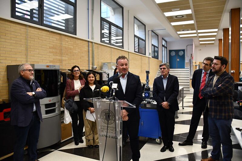 José Pla, presidente de Caixa Ontinyent, durante la inaguración del Fablab en el Campus d&#039;Alcoi de la UPV