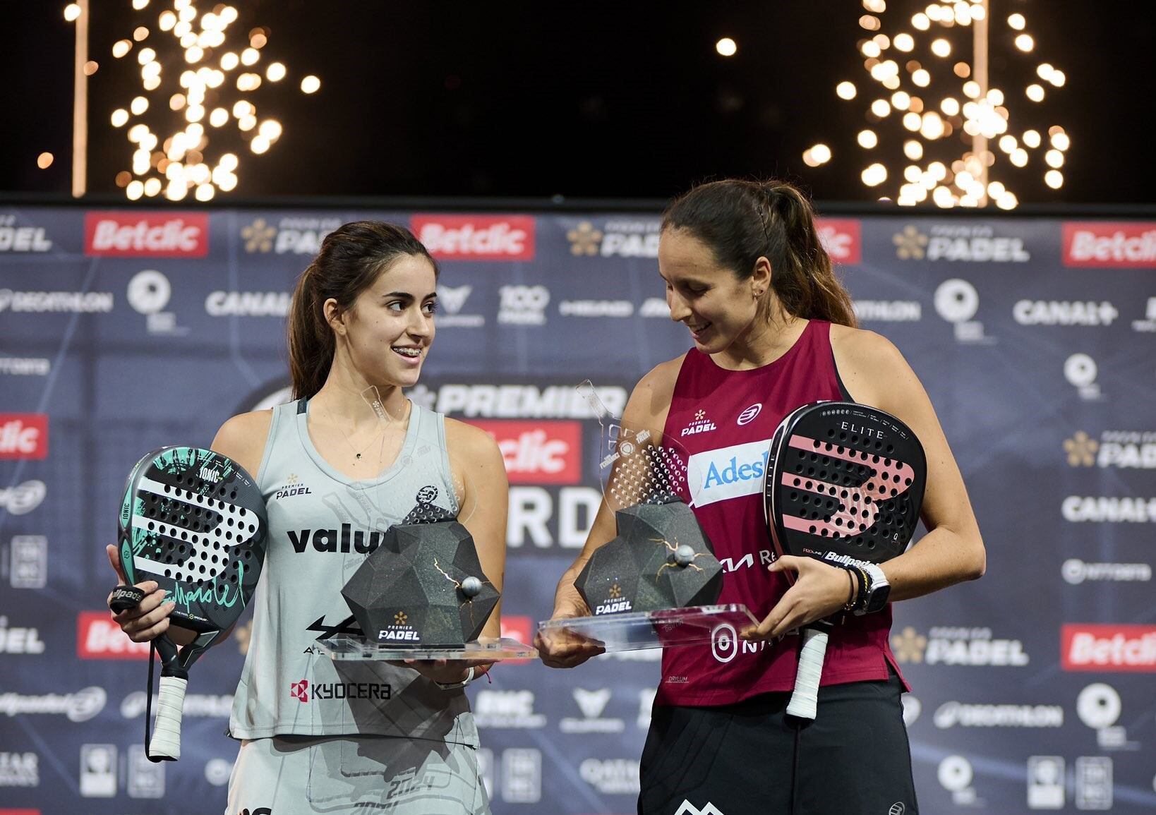 Així lluïen diumenge Triay i Fernández amb els trofeus de campiones a Bordeus.