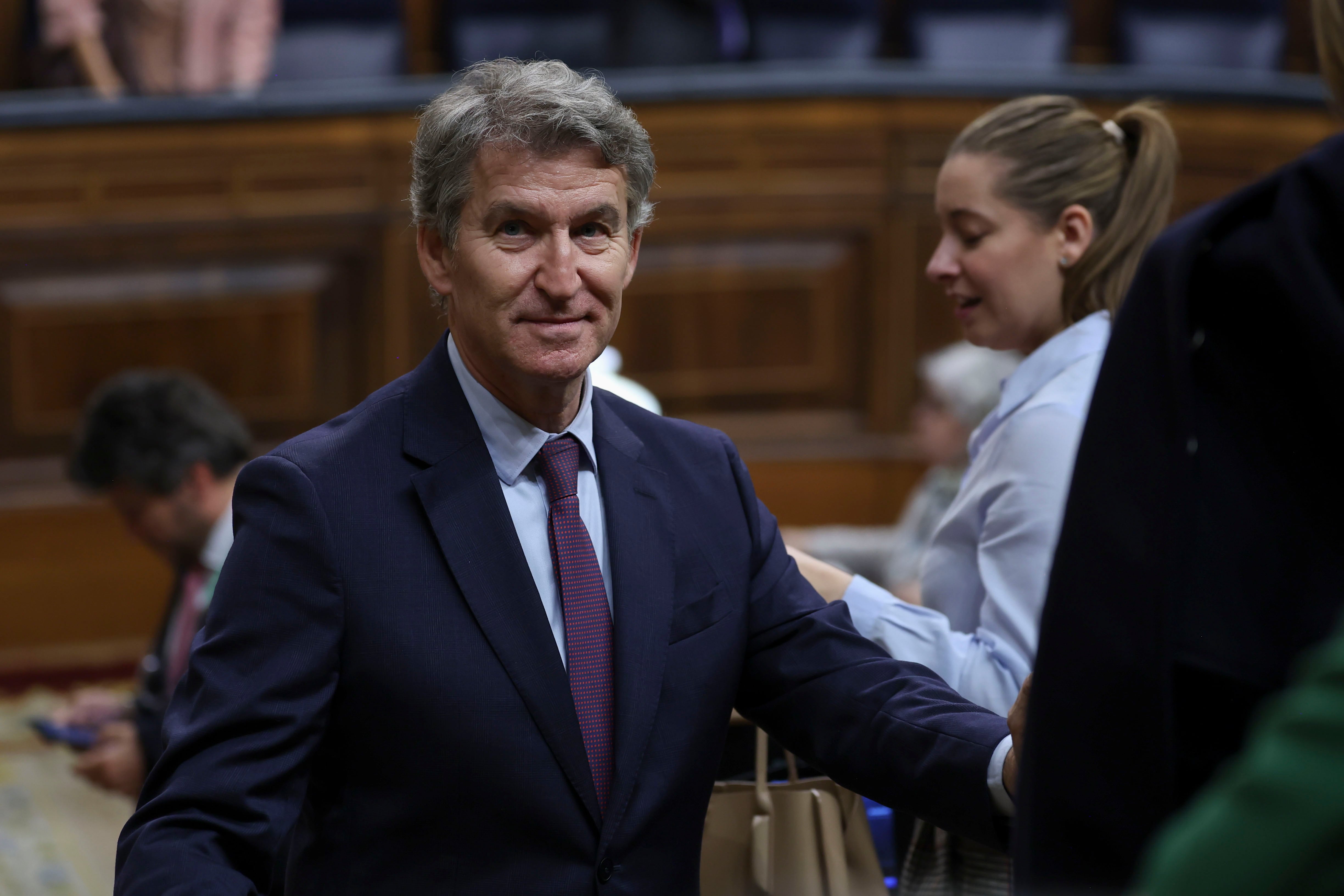 MADRID, 11/12/2025.- El presidente del PP, Alberto Núñez feijóo (i), en el debate relativo al objetivo de estabilidad presupuestaria, en el pleno que este jueves se celebra en el Congreso. EFE/ Kiko Huesca