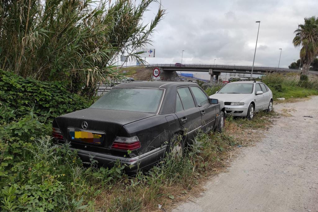 Coche abandonado en Los Barrios