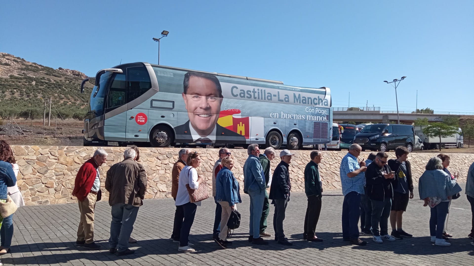 Ciudadanos haciendo cola para acceder al mitin de Pedro Sánchez y Emiliano García-Page en Puertollano