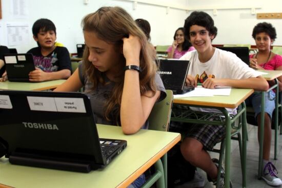 Alumnes de l'IES Anna Gironella de Barcelona, un centre que treballa amb ordinadors portàtils
