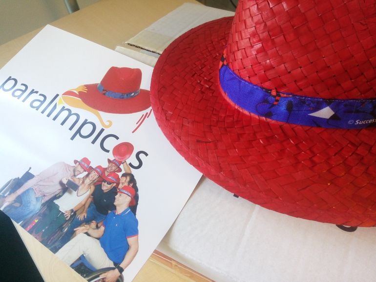 Sombrero rojo de paja. Uno de los regalos que han recibido algunas consellerias del Comité Paralímpico Español.