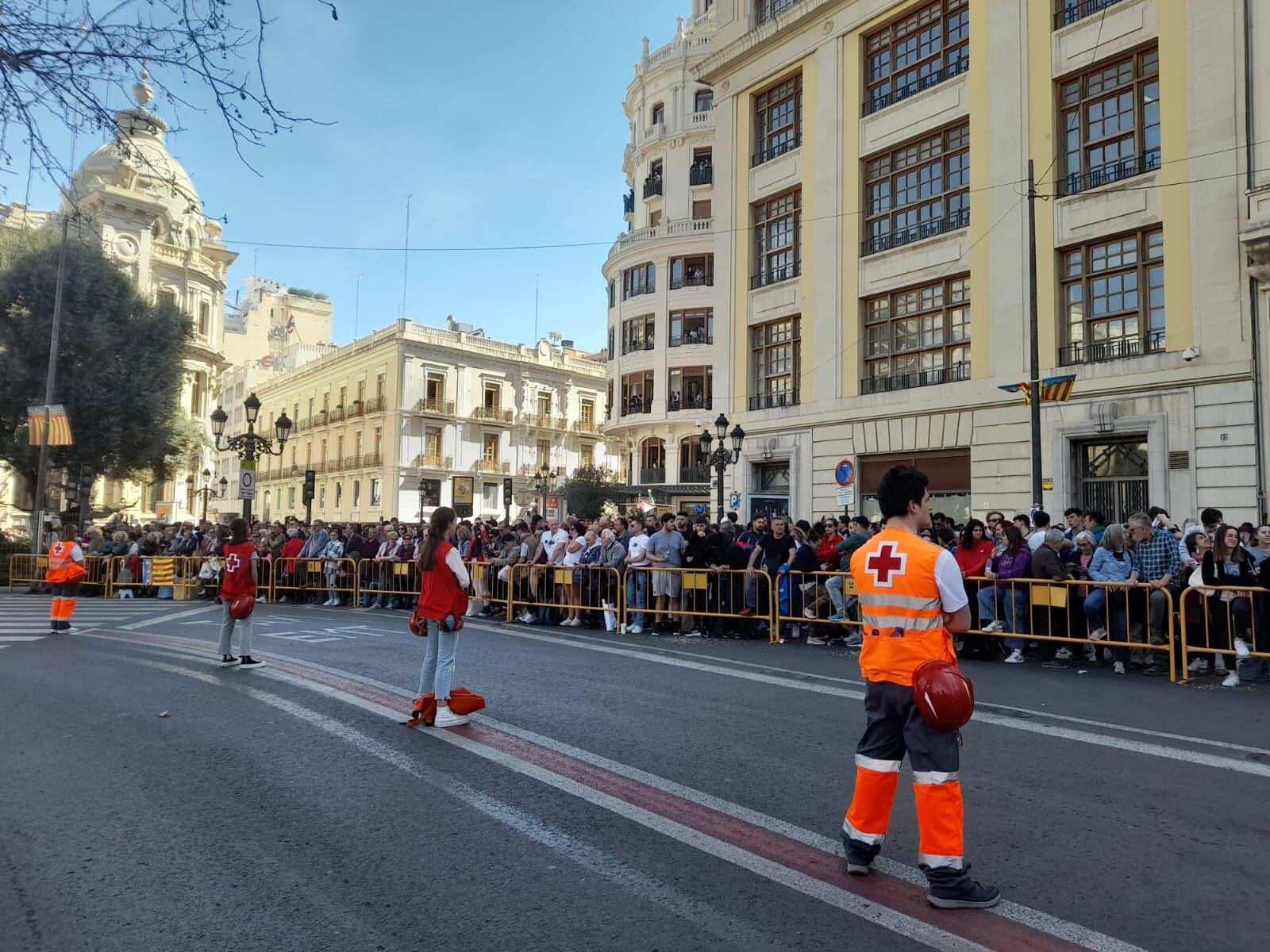 Miembros de protección civil durante una mascletà en la plaza del Ayuntamiento de València