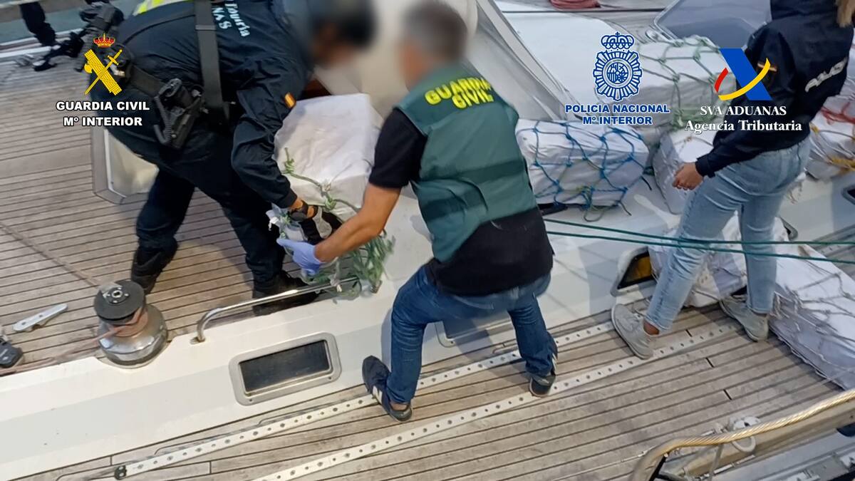 El velero interceptado en Santander llevaba 2,2 toneladas de cocaína y el registro duró tres horas