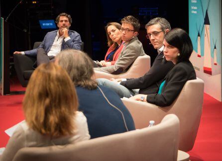 Teodoro León Gross, Argelia Queralt, Íñigo Errejón, Eduardo Madina y Cristina Delgado atienden a Daniel Reventós, sentado junto a Carmen Torres