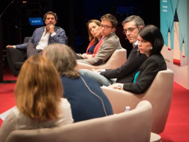 Teodoro León Gross, Argelia Queralt, Íñigo Errejón, Eduardo Madina y Cristina Delgado atienden a Daniel Reventós, sentado junto a Carmen Torres