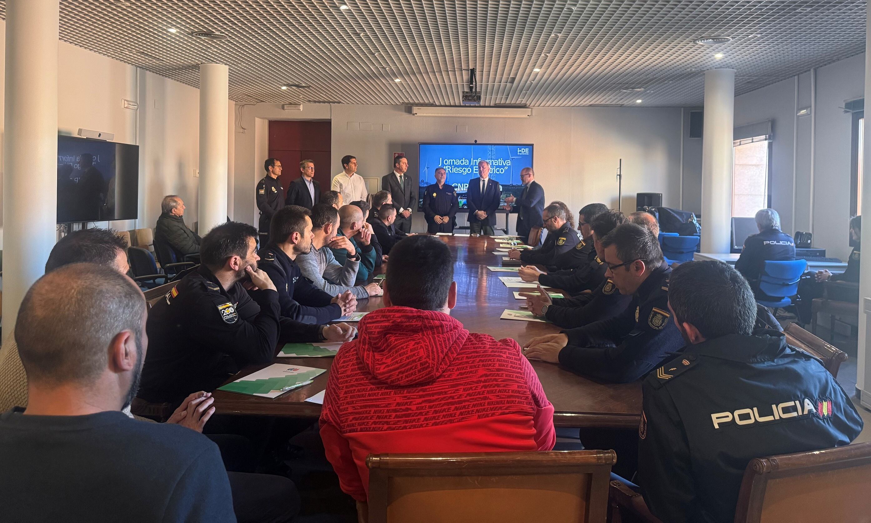 i-DE forma a Policía Nacional de Palencia para actuar en situaciones de riesgo en instalaciones eléctricas