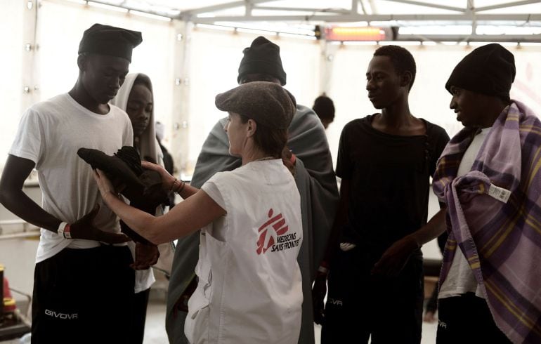 Fotografía facilitada por la ONG &quot;SOS Mediterranee&quot; del suministro alimentario por parte de los Guardias Costeros italianos a los inmigrantes del Aquarius, en Sicilia. EFE. Karpov