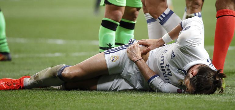 Gareth Bale se duele tendido sobre el césped del Bernabéu