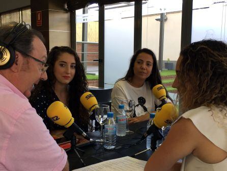 Con Vanesa Úbeda, Trinidad Murgado y Pilar Gavira en el Camino de Feria desde el Hotel Aura.