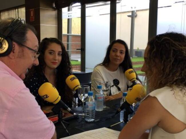 Con Vanesa Úbeda, Trinidad Murgado y Pilar Gavira en el Camino de Feria desde el Hotel Aura.