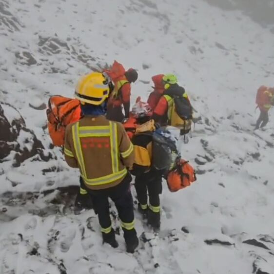 Fragment del video dels bombers on es veu el moment en què rescaten els excursionistes de Certascan. El mal temps ha obligat a passar la nit al refugi.