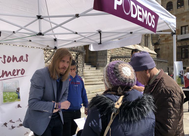 Pablo Fernández, líder autonómico de Podemos, durante una reciente visita a la capital leonesa