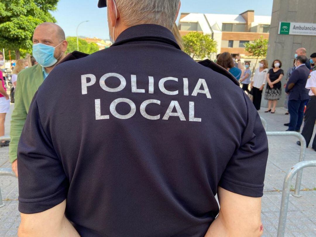 Un agente de la Policía Local, en el centro de salud Castilla del Pino, durante el Estado de Alarma