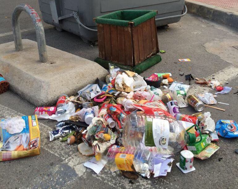 Un montón de basura en la acera - imagen de archivo