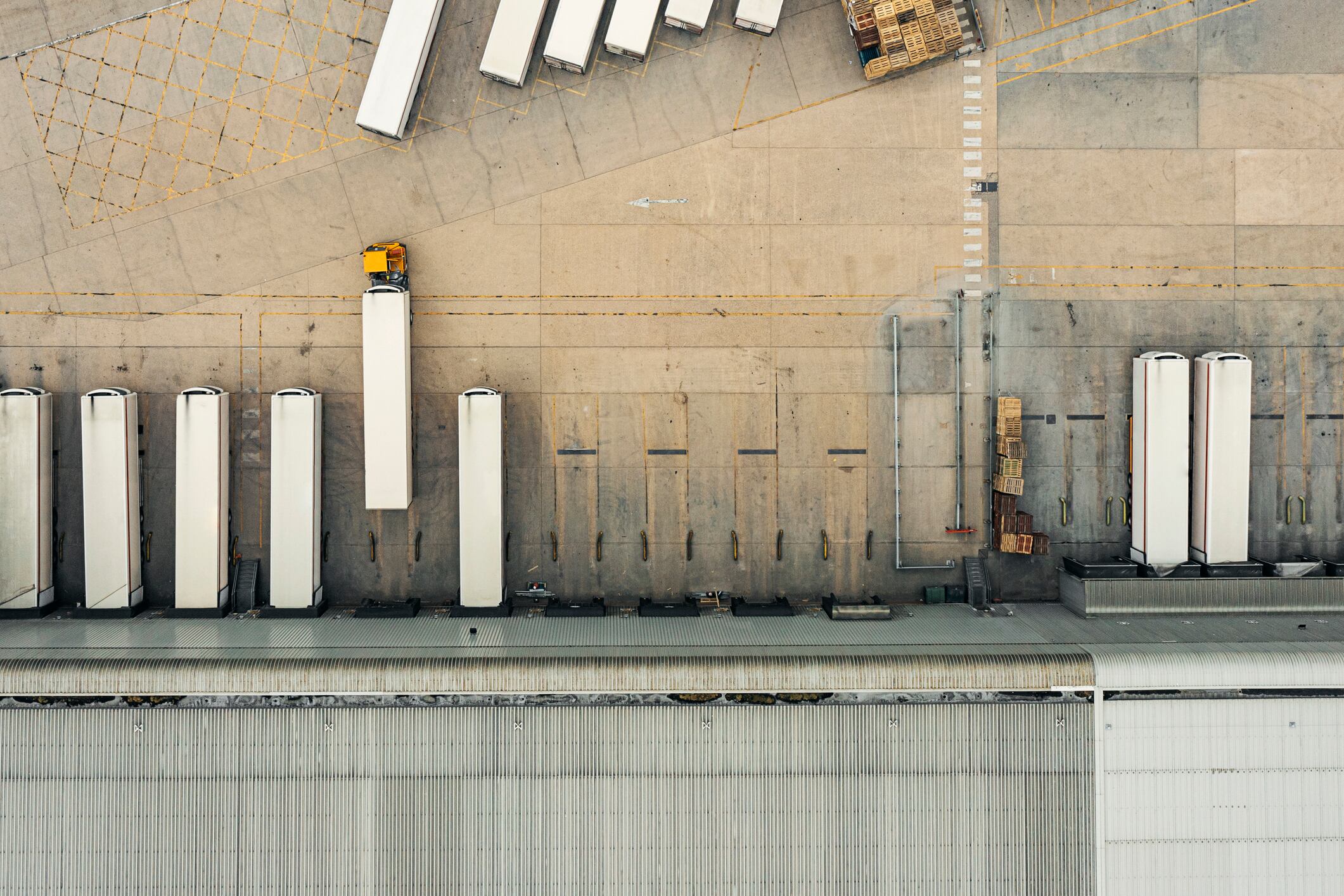 Vista aérea de una empresa de camiones en un polígono industrial