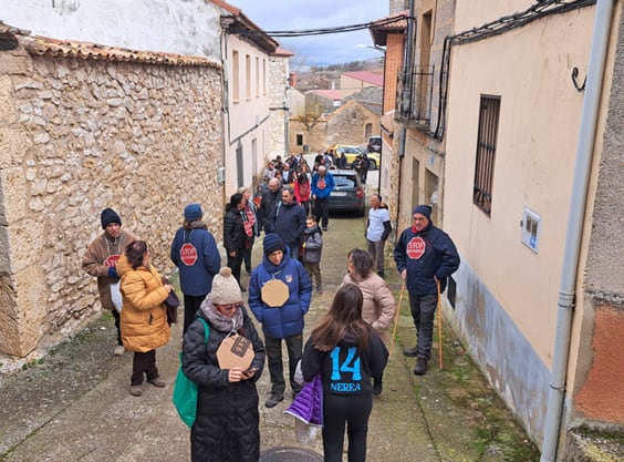 Fuentemolinos protesta contra las macrogranjas con una caminata al páramo de Corcos