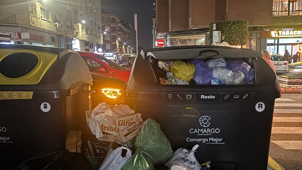 La avería simultánea de tres vehículos de basuras provoca retrasos en la recogida de Camargo