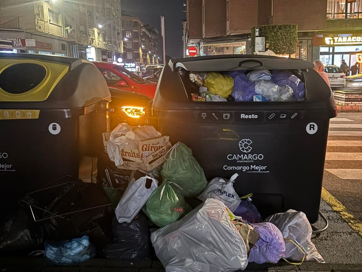La avería simultánea de tres vehículos de basuras provoca retrasos en la recogida de Camargo