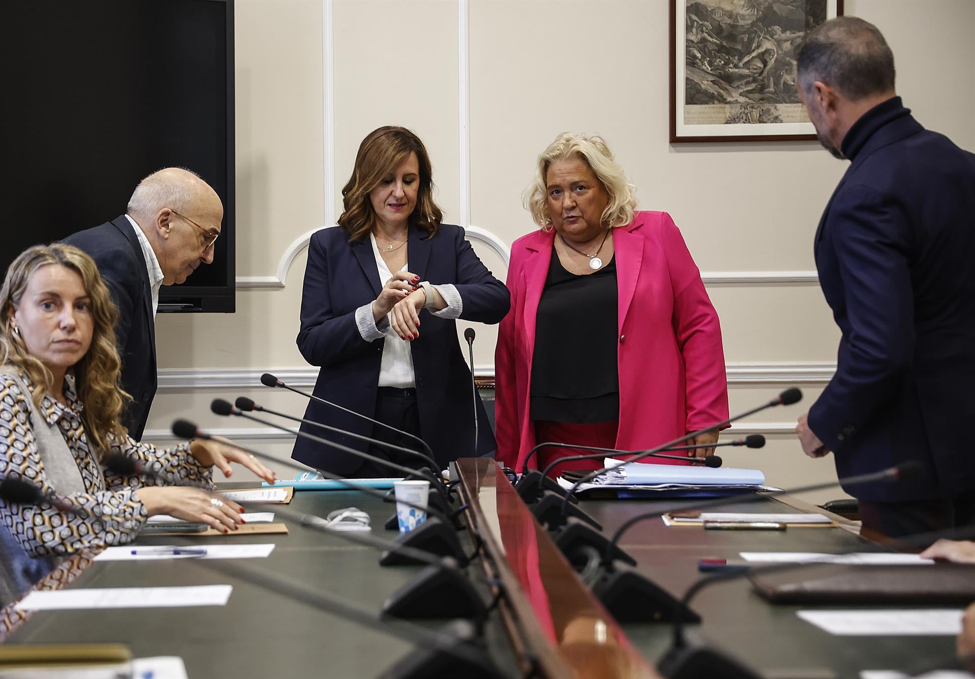La alcaldesa de València, María José Catalá, y la primera teniente de Alcaldía y concejala de Hacienda y Presupuestos, María José Ferrer San Segundo, a su llegada a la presentación del presupuesto municipal de 2024