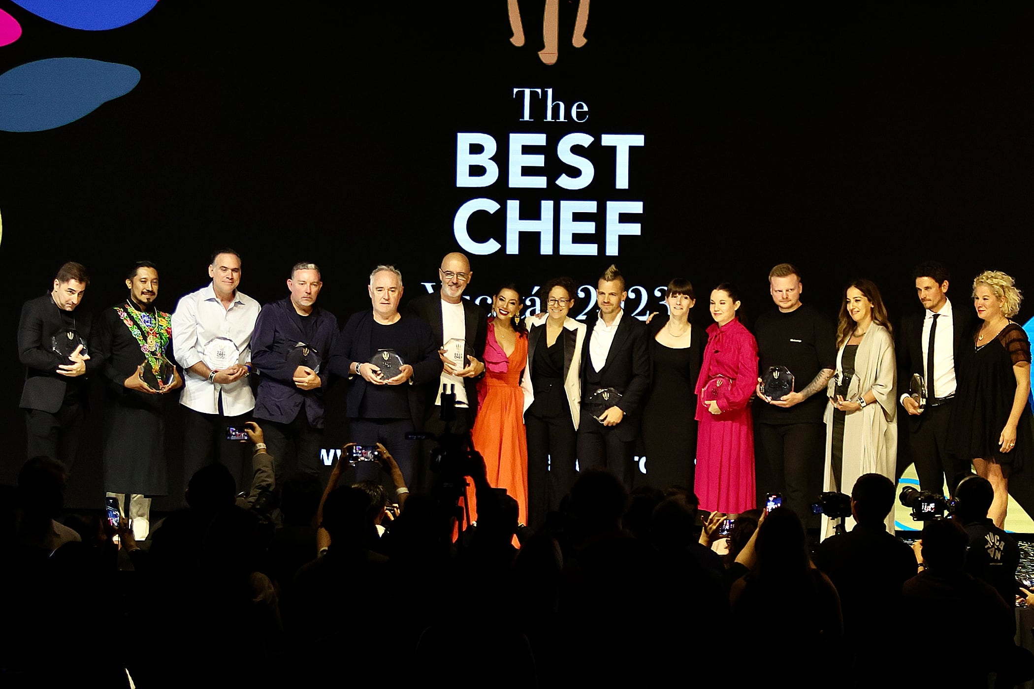 Los chefs galardonados posan hoy durante la gala The Best Chef Awards 2023, en la ciudad de Mérida (México).