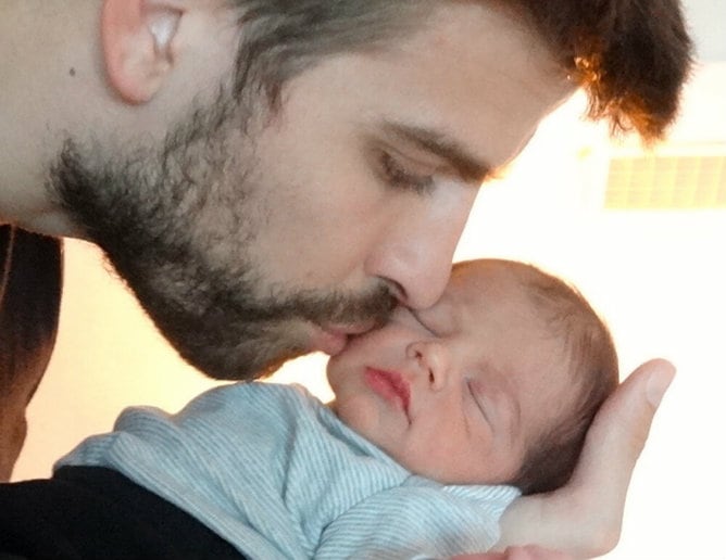 El futbolista Gerard Piqué besa a su hijo Milan