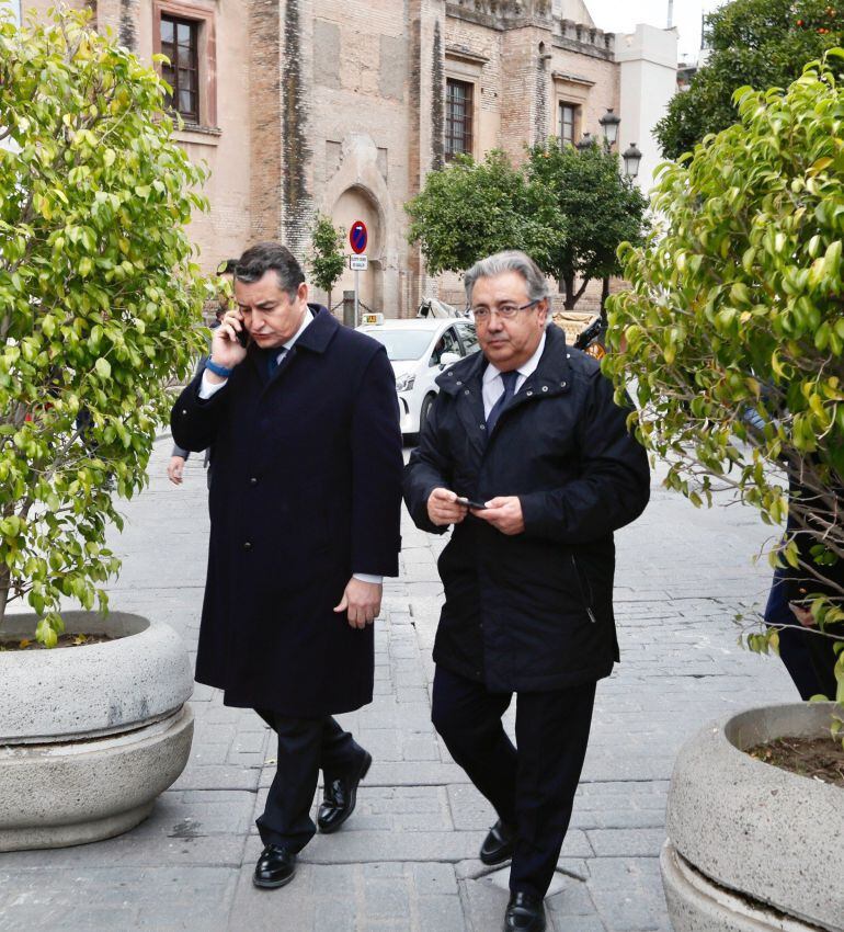 El ministro del Interior, Juan Ignacio Zoido (d), junto al delegado del Gobierno en Andalucía, Antonio Sanz.