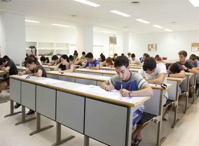 Un grupo de alumnos se examinan de la PAU en Las Palmas de Gran Canaria