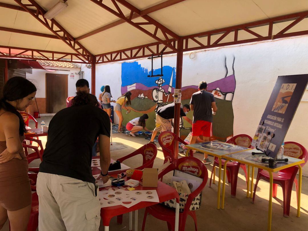 Jóvenes realizando un mural en Atalaya del Cañavate