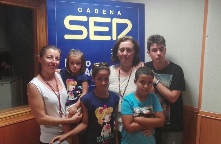 Gaisy y Tuelia con sus familias de acogida en Radio Albacete