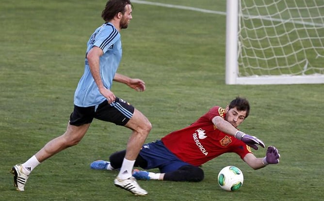 El delantero del Swansea encara a Casillas en un entrenamiento con la Roja antes de los partidos contra Bielorrusia y Georgia.