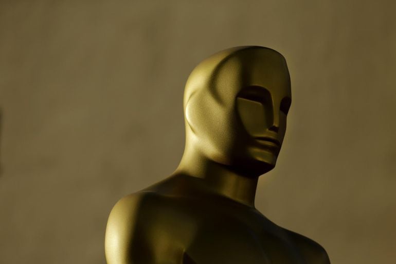 Una estatua de los Oscar antes de recibir una capa de pintura durante los preparativos para la 89 edición de la entrega de los Premios de la Academia en Hollywood, California (EE.UU.)