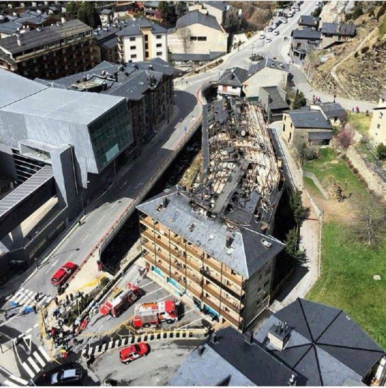 Vista aèria de l'edifici Tiffany's de la Massana, greument afectat per l'incendi del passat mes de març.