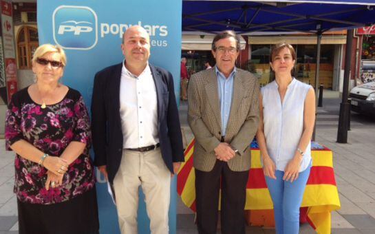 Sebastià Domènech amb membres de la candidatura del PP aquest dilluns al Carrilet.