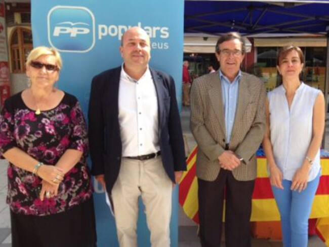 Sebastià Domènech amb membres de la candidatura del PP aquest dilluns al Carrilet.