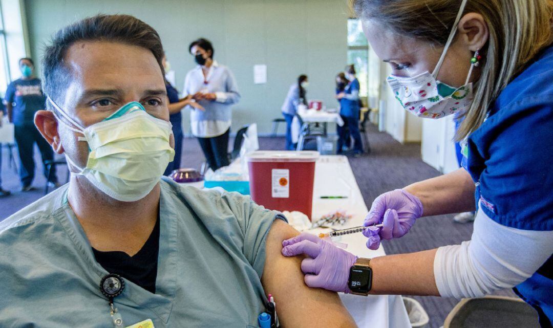 Personal sanitario se vacunan contra el covid 19