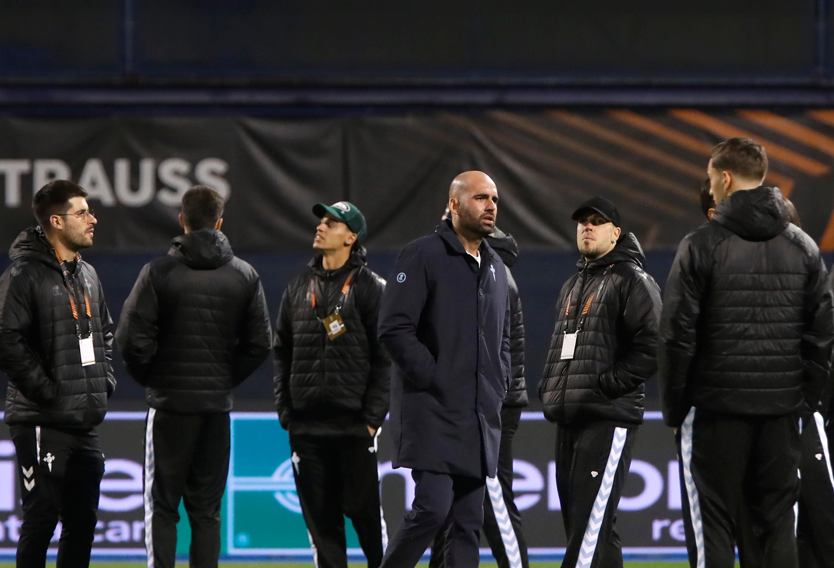 ZAGREB (Croatia), 05/11/2025.- Celta head coach Claudio Giraldez (C) and players inspect the piitch in Zagreb, Croatia, 05 November 2025. Celta Vigo face Dinamo Zagreb in a UEFA Europa League match on 06 November. (Croacia) EFE/EPA/ANTONIO BAT
