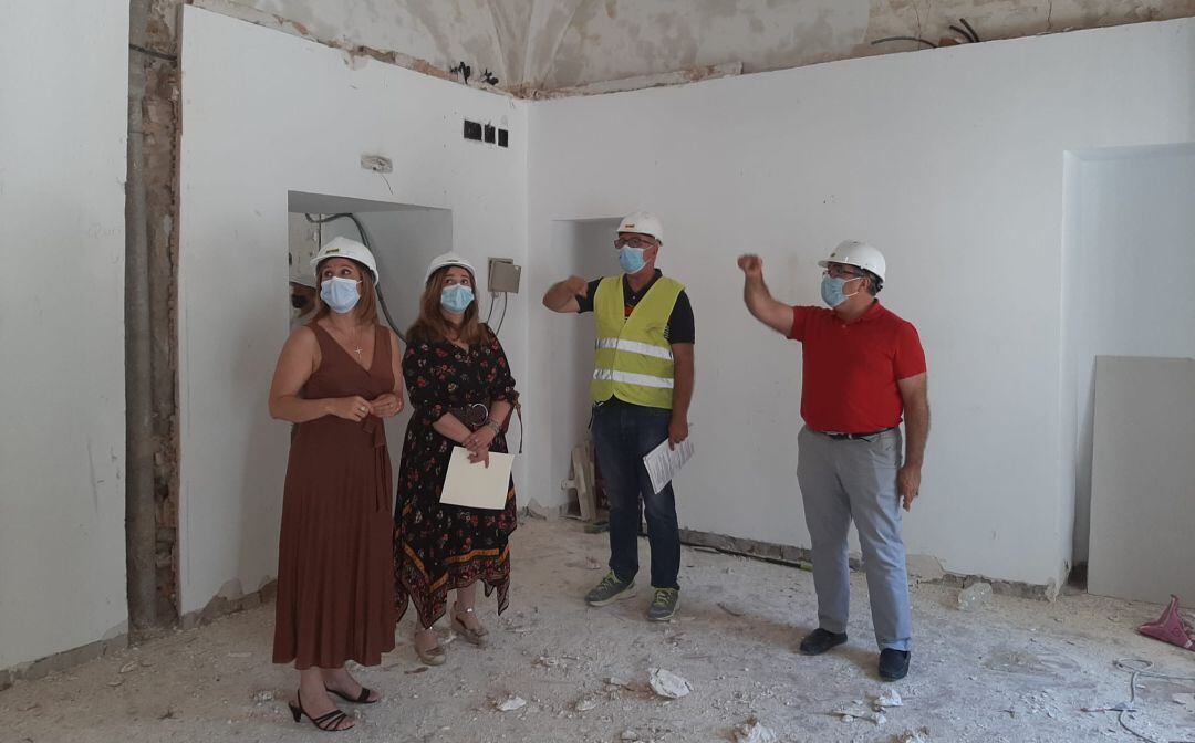 La delegada de Salud y Familias, Trinidad Rus (primera por la izquierda), durante su visita al Hospital Viejo de Andújar.