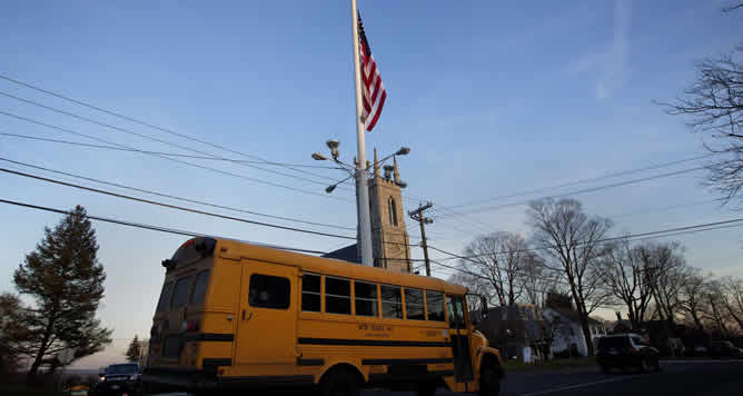 La bandera de EEUU ondea a media asta en respeto y recuerdo de las 27 víctimas del tiroteo de Connecticut.