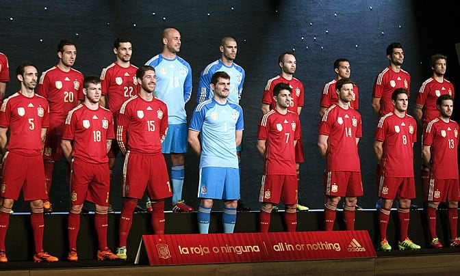 Los jugadores españoles posan con la nueva camiseta