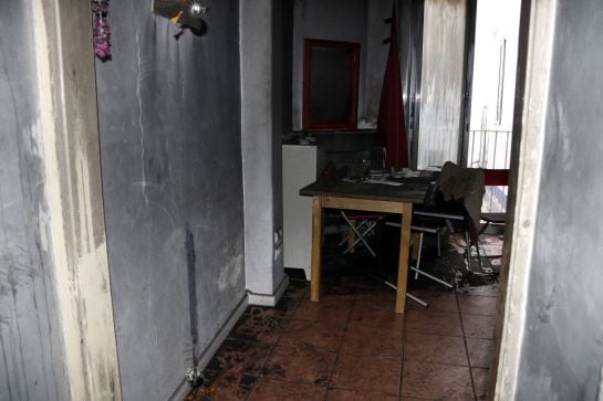 Interior del piso incendiado en Reus