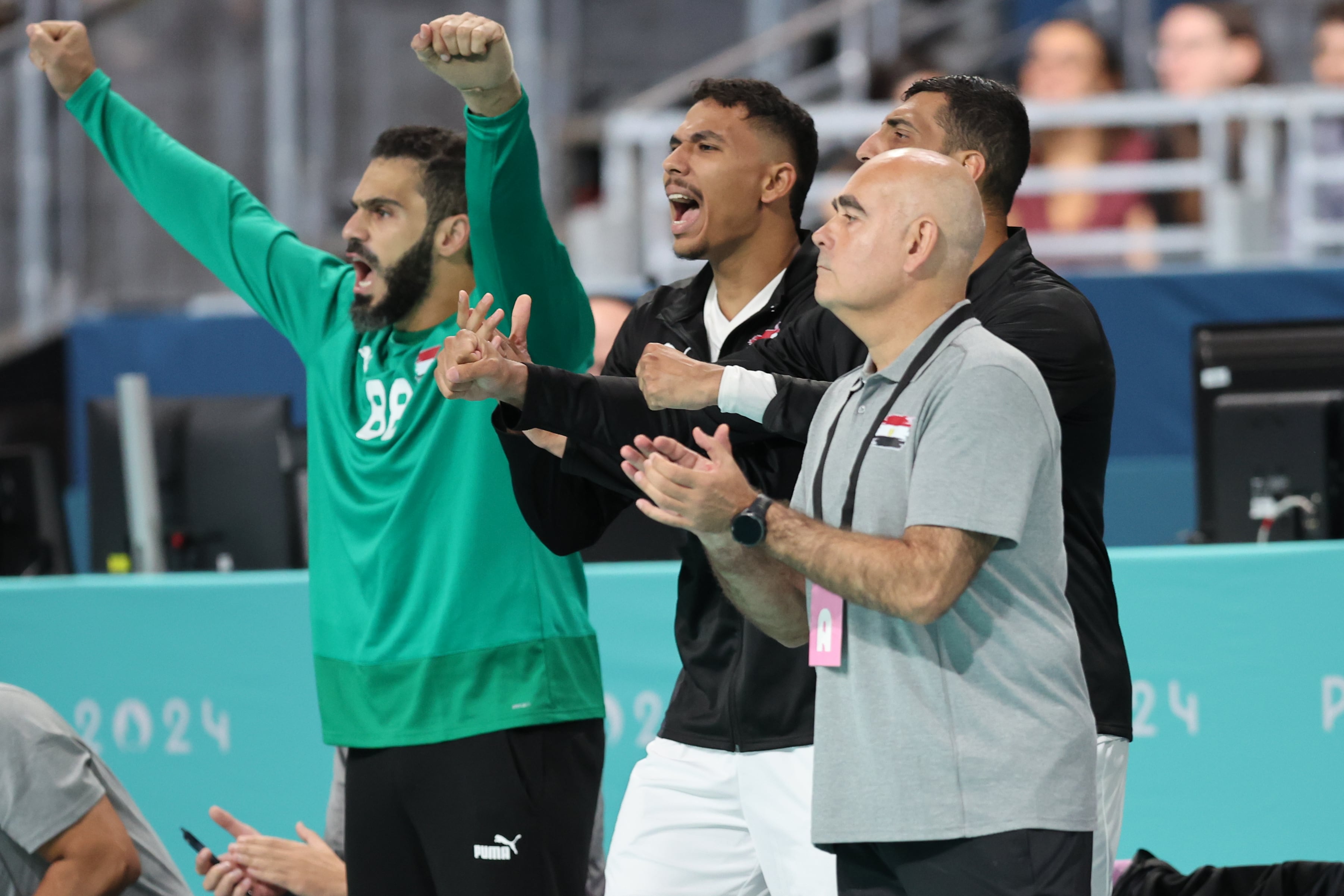 PARÍS (FRANCIA), 27/07/2024.- El entrenador español de la selección masculina de balonmano Egipto, José María Rodríguez Vaquero (d), observa a sus jugadores durante el partido contra Hungría de los Juegos Olímpicos de París 2024. EFE/ Miguel Gutiérrez