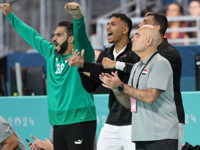 PARÍS (FRANCIA), 27/07/2024.- El entrenador español de la selección masculina de balonmano Egipto, José María Rodríguez Vaquero (d), observa a sus jugadores durante el partido contra Hungría de los Juegos Olímpicos de París 2024. EFE/ Miguel Gutiérrez