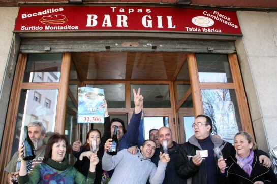 Eufòria i cava a les portes del Bar Gil del Vendrell per celebrar un dels cinquens premis, el 32306.