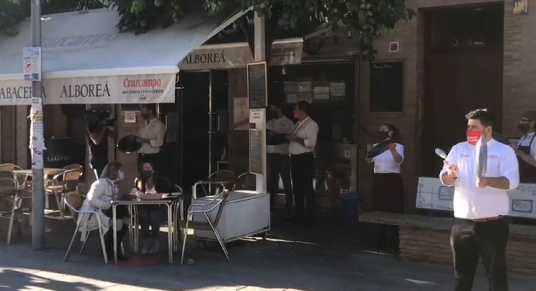 Cacerolada en la calle San Jacinto de Sevilla