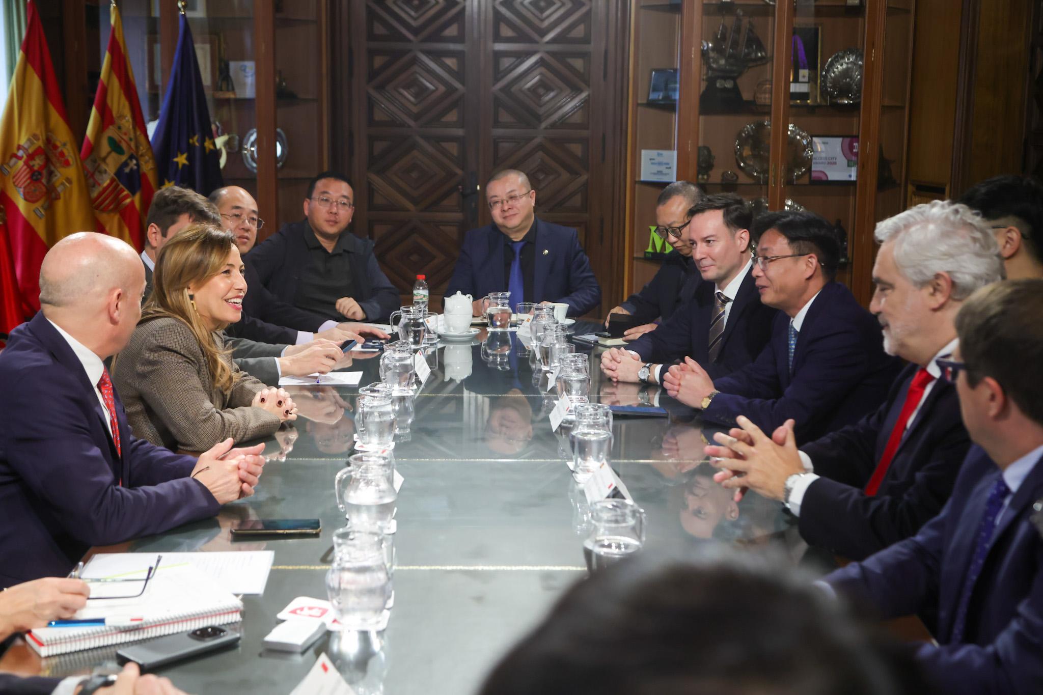 Reunión de la alcaldesa de Zaragoza con la compañía china Juneyao