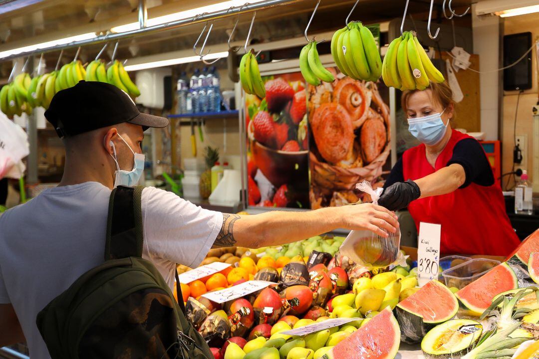 Una trabajadora de una frutería.