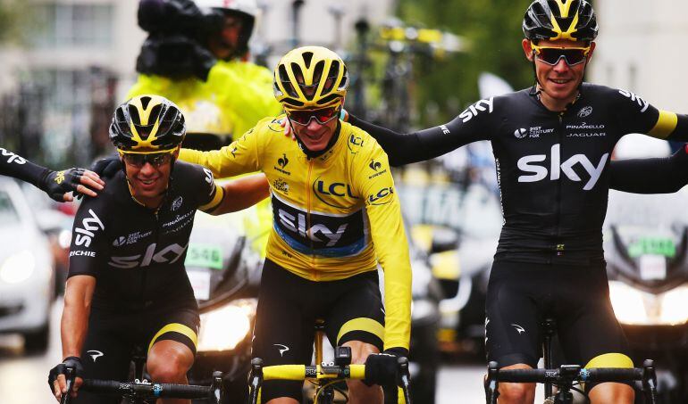 Froome, junto a dos de sus compañeros en el Sky